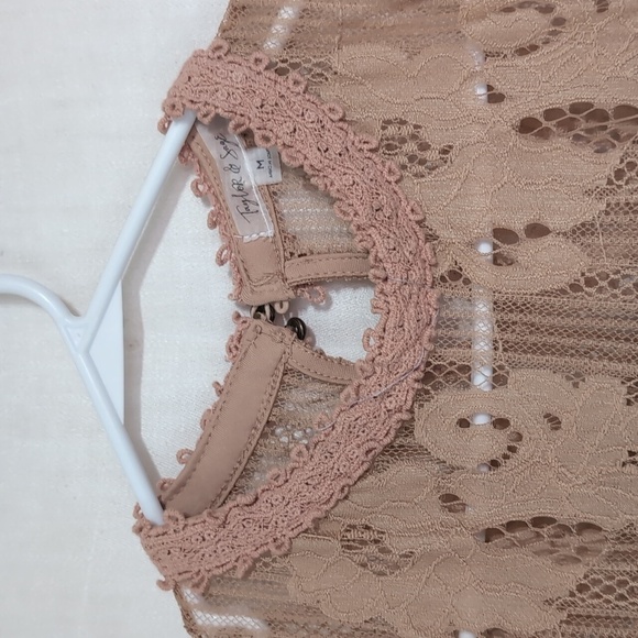 Taylor & Sage Nude Tan Lace High Neck Flowy Tank Size Medium - Picture 3 of 7
